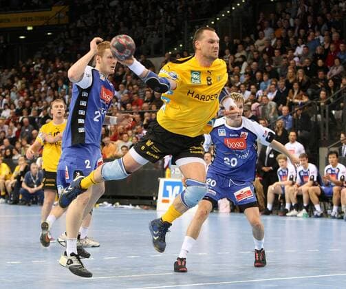 BAU Handball 1. Bundesliga HBW Balingen Weilstetten - Rhein Neckar Löwen in der Stuttgarter Porsche Arena: vorne Christian Schwarzer (Rhein Neckar) {