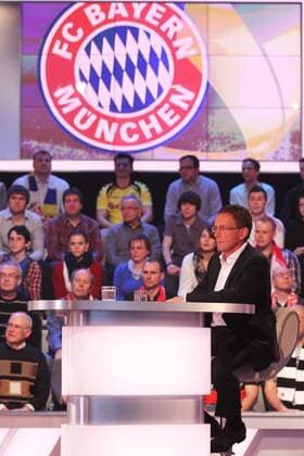 RALF RANGNICK zu Gast in der Fernsehsendung DAS AKTUELLE SPORTSTUDIO in MAINZ, dahinter das Logo des FC Bayern München