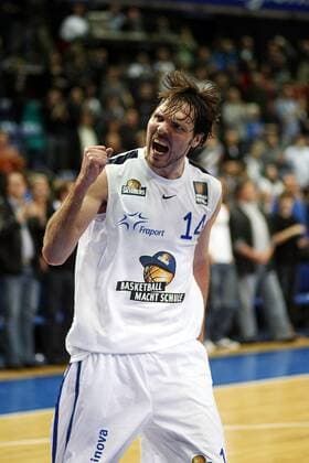 Marius Nolte (Frankfurt) feiert den Sieg mit den Fans.... Fraport Skyliners - Bayern München, 1. Basketball Bundesliga 2011 2012