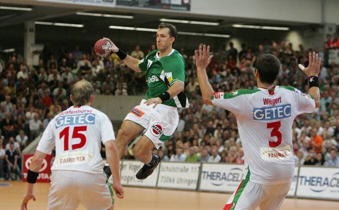 Handball HBL 1. Bundesliga Handballbundesliga Frisch Auf Göppingen vs. SC Magdeburg von links: Yves GRAFENHORST (Magdeburg) - Drasko MRVALJEVIC (Göppingen) - Bennet WIEGERT (Magdeburg)