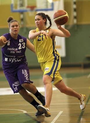 am Ball Astrid Ramcke , SC Rist gegen Klaudia Grudzien, links Basketball Damen 2. Bundesliga am 19.02.2012 SC Rist Scala Lady Baskets - BG 74 Göttingen 52 - 79