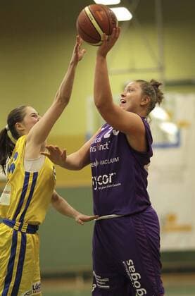 Korbwurf für Göttingen, Klaudia Grudzien gegen Mona Frey, links , SC Rist Basketball Damen 2. Bundesliga am 19.02.2012 SC Rist Scala Lady Baskets - BG 74 Göttingen 52 - 79