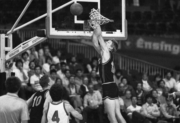 EuroBasket 2022, DBB, Historie, EM - Historie Basketball Herren EM Europameisterschaft 1985 Deutschland-Jugoslawien , rechts: Detlef Schrempf ( Deut ) {