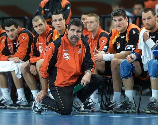 Handball Universa- Cup 2003 Stuttgart Deutschland A vs. Ungarn v.l. Trainer Heiner Brand