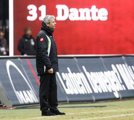 1.FC Kaiserslautern - Borussia Mönchengladbach Lucien FAVRE, Chef-Trainer Borussia Mönchengladbach, Ganzkörper, Coachingzone, Anzeigetafel Dante, Freisteller, Einzelbild, quer Fußball 1.BL Saison 2011 2012
