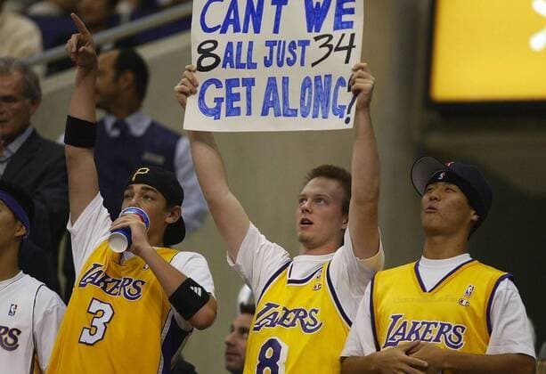 Basketball NBA Basketball Herren USA 2003 2004 28.10.2003 Los Angeles Lakers vs Dallas Mavericks 109 - 93 Lakers Fans mit Plakat zum Streit zwischen Kobe Bryant (Nr. 8) und Shaquille O Neal (Nr.34)