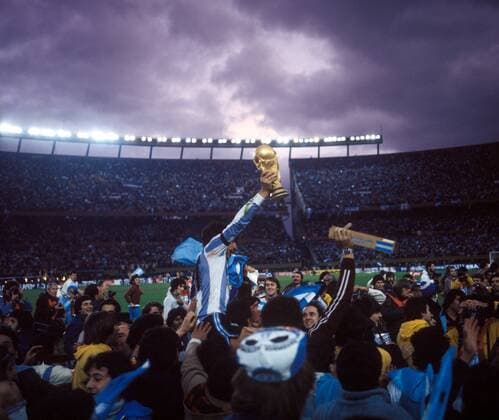 Argentinien ist Weltmeister 1978, Daniel Passarella (ARG, Mitte) mit dem WM Pokal