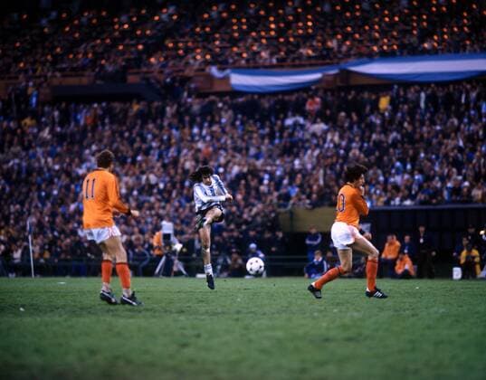 Mario Kempes (ARG, Mitte) gegen Willy van de Kerkhof und Wim Suurbier (re., beide NED)