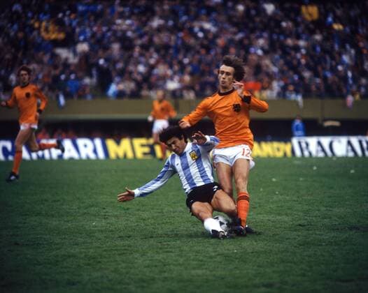 Luis Galvan (ARG) gegen Rob Rensenbrink (NED; re.)