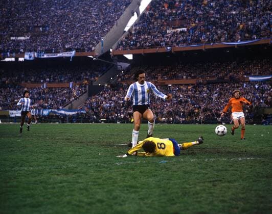 Leopoldo Luque (ARG) gegen Torwart Jan Jongbloed (NED)