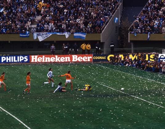 Mario Kempes (u.) und Leopoldo Luque (beide ARG) gegen Arie Haan und Torwart Jan Jongbloed (beide NED)