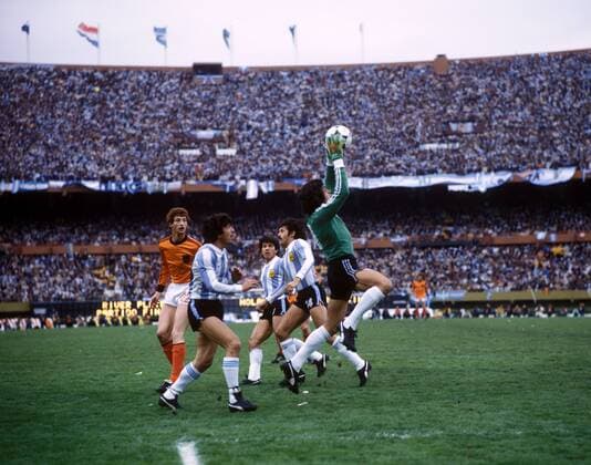 Torwart Ubaldo Fillol (re.), am Ball, daneben, v.li.: Ernie Brandts (NED), Daniel Passarella, Luis Galvan, Leopoldo Luque (alle ARG)