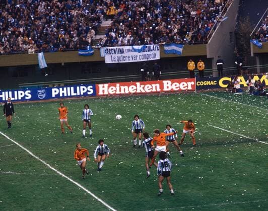 Kopfballduell im Strafraum zwischen Wim Jansen (NED) und Alberto Tarantini (ARG)