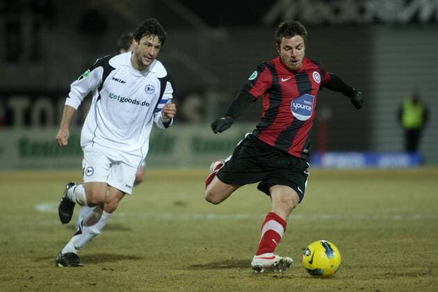 Fußball, 3. Liga, Nachholspiel vom 25. Spieltag: SV Wehen Wiesbaden - Arminia Bielefeld am Dienstag (21.02.2012) in der BRITA-Arena in Wiesbaden. Markus Schuler (Arminia Bielefeld, L), Milan Ivana (SV Wehen Wiesbaden).