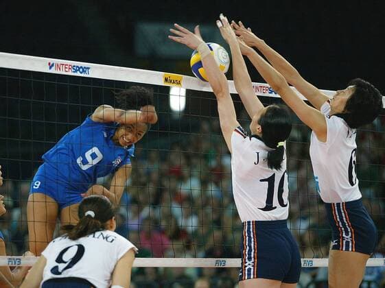 Volleyball Weltmeisterschaft WM Damen 2002 China - Puerto Rico , von links: Aurea Cruz ( PUR ) Jing Chen ( CHN) Shan Li ( CHN )