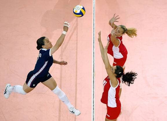 Volleyball Weltmeisterschaft WM Damen 2002 Bulgarien - Südkorea links Kwang-Hee Choi ( KOR ) rechts oben: Antonina Zetova ( BUL ) Elena Kunova ( BUL )