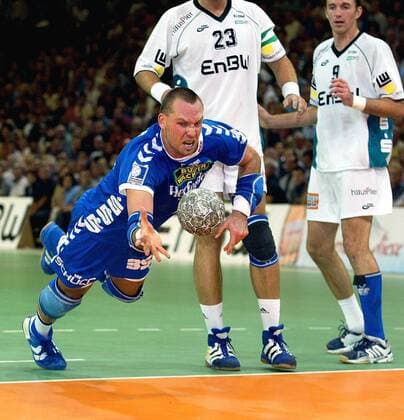 Handball Frisch Auf Goeppingen vs. TBV Lemgo v.l. Christian Schwarzer (Lemgo), Lars-Henrik Walther (FAG), Marc Amargant (FAG)