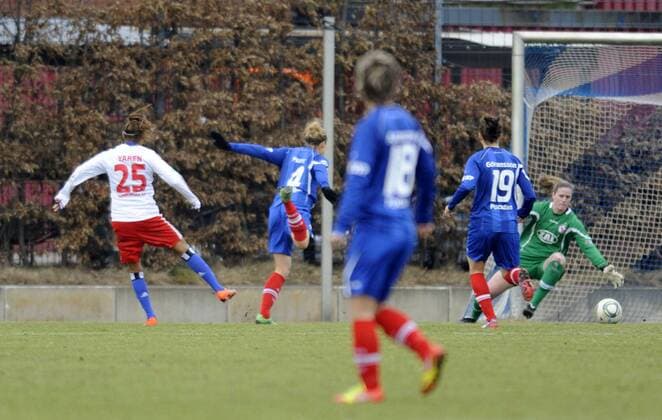Aylin Yaren (li., HSV) erzielt das Tor 1:0, Hamburger SV (HSV) - 1. FFC Turbine Potsdam, Fußball, Frauen, Bundesliga, Saison 2011 2012, Hamburg, 22.02.2012,