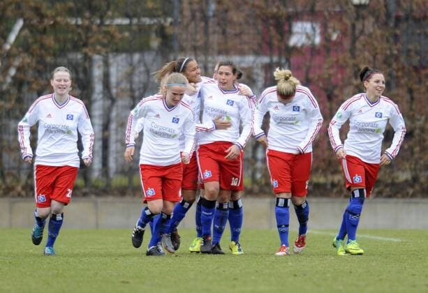 Aylin Yaren (3.v.li., HSV) bejubelt das Tor 1:0, Hamburger SV (HSV) - 1. FFC Turbine Potsdam, Fußball, Frauen, Bundesliga, Saison 2011 2012, Hamburg, 22.02.2012,