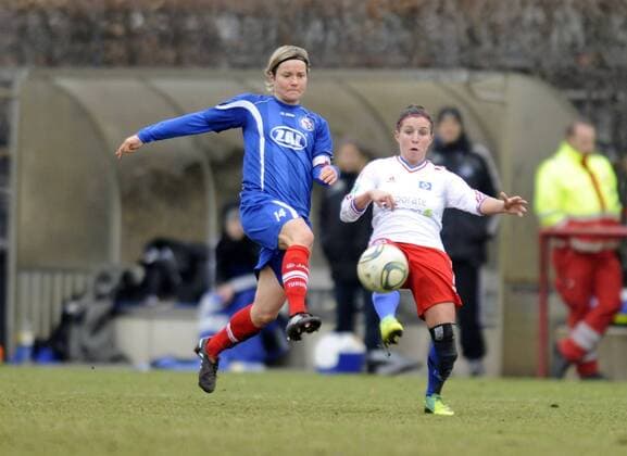 Jennifer Zietz (li., Pot) und Jessica Wich (re., HSV), Hamburger SV (HSV) - 1. FFC Turbine Potsdam, Fußball, Frauen, Bundesliga, Saison 2011 2012, Hamburg, 22.02.2012,