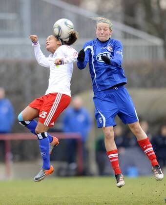 Aylin Yaren (li., HSV) und Viola Odebrecht (re., Pot), Hamburger SV (HSV) - 1. FFC Turbine Potsdam, Fußball, Frauen, Bundesliga, Saison 2011 2012, Hamburg, 22.02.2012,