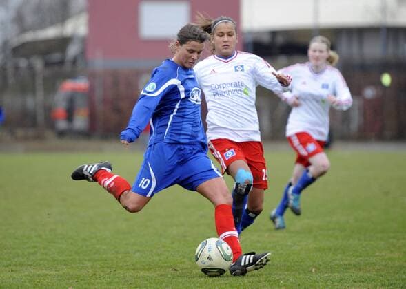 Patricia Hanebeck (li., Pot) und Aylin Yaren (HSV), Hamburger SV (HSV) - 1. FFC Turbine Potsdam, Fußball, Frauen, Bundesliga, Saison 2011 2012, Hamburg, 22.02.2012,