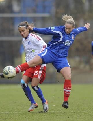 Aylin Yaren (li., HSV) und Isabel Kerschowski (pot), Hamburger SV (HSV) - 1. FFC Turbine Potsdam, Fußball, Frauen, Bundesliga, Saison 2011 2012, Hamburg, 22.02.2012,
