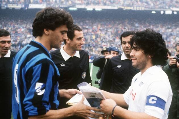 ALESSANDRO ALTOBELLI (Inter Mailand) und DIEGO Armando MARADONA (SSC Neapel) - Wimpeltausch -