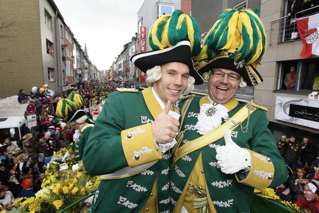 Rosenmontagszug 2012 Karneval in Köln Lukas Podolski in der Uniform der Ehrengarde auf dem Prunkwagen mit Präsident Frank Remagen (rechts)