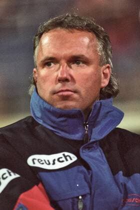 Aus 2. BL Saison 1995 1996 Hannover 96 (Rot) gegen SG Wattenscheid 09 3:0 am 10.05.1996. Im Foto: SG Wattenscheid Trainer Peter Vollmann