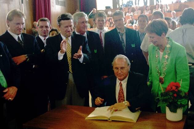 Aus 2. BL Saison 1996 1997 - Der VfL Wolfsburg feiert den Aufstieg in die 1. Bundesliga - Aufstiegsfeier in die 1. Fussball-Bundesliga im Rathaus zu Wolfsburg - hier VFL Trainer Willi Reimann und das Goldene Buch, daneben u.a. Manager Peter Pander (li.)