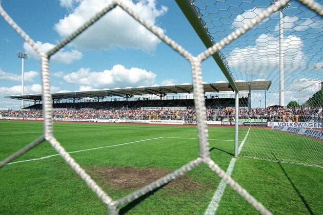 Aus 2. BL Saison 1996 1997 VfL Wolfsburg - Tribüne im alten VfL Stadion