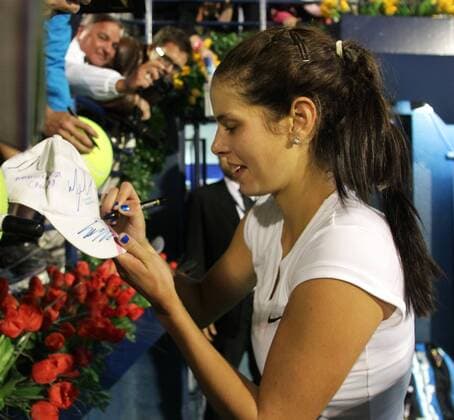 Dubai Tennis Championships 2012,WTA Tennis Turnier,International Series,Dubai Tennis Stadium, U.A.E., Siegerin Julia Görges (GER) schreibt Autogramme für die Fans,Einzelbild,Halbkörper,Querformat,