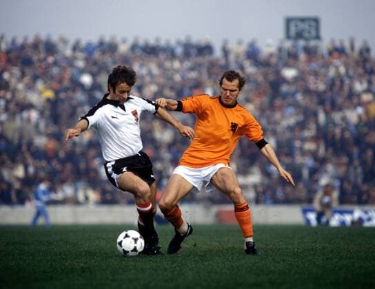 Josef Hickersberger (AUT, li.) gegen Willy van de Kerkhof (NED)