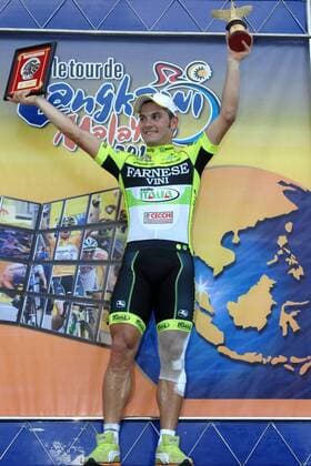 Andrea GUARDINI ( ITA Farnese Vini - Selle Italia ) gewinnt die 2.Etappe der Tour de Langkawi im Massensprint - Podium - Siegerehrung - Freude - hoch - Event: 2.Stage - Putrajaya to Melaka 151.0 km - Tour of Langkawi - Tour de Langkawi - Le Tour de Langkawi 2012 - Location: Melaka - Malaysia - Asien - Asia - Datum: 25.02.2012 - Contact