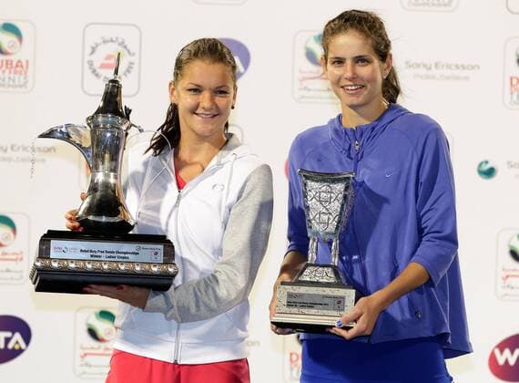 Dubai Tennis Championships 2012,WTA Tennis Turnier,International Series,Dubai Tennis Stadium, U.A.E., Finale,Siegerehrung,Präsentation, Siegerin Agnieszka Radwanska (POL) und Finalistin Julia Görges (GER) mit Pokal, Einzelbild,Halbkörper,Querformat,