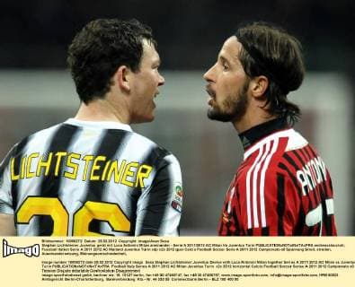 Stephan Lichtsteiner Juventus gerät mit Luca Antonini Milan aneinander - Serie A 2011 2012 AC Milan Vs Juventus Turin andreaxstaccioli