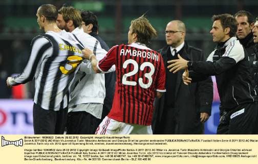 Serie A 2011 2012 AC Milan Vs Juventus Turin: Massimo Ambrosini und Giorgio Chiellini geraten aneinander 