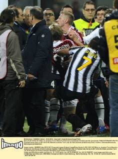 Serie A 2011 2012 AC Milan Vs Juventus Turin: Massimo Ambrosini und Giorgio Chiellini geraten aneinander 