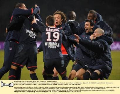 La joie de Guillaume Hoarau (PSG) etd e ses equipiers apres son egalisation Football : Lyon Paris Saint Germain - Ligue 1 - 25.02.2012 FredericChambert Panoramic 