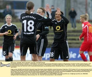 Frauenfußball-Bundesliga, 13. Spieltag: 1. FFC Frankfurt - 1. FC Lok Leipzig am Sonntag (26.02.2012) im Stadion am Brentanobad in Frankfurt am Main. Sandra Smisek (1. FFC Frankfurt, R) freut sich nach ihrem Tor zum 2:0 mit Kerstin Garefrekes (1. FFC Frankfurt, L) und Melanie Behringer (1. FFC Frankfurt, hinten).
