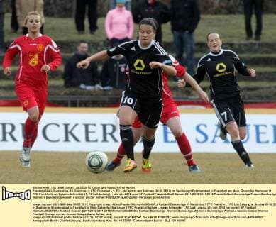 Frauenfußball-Bundesliga, 13. Spieltag: 1. FFC Frankfurt - 1. FC Lok Leipzig am Sonntag (26.02.2012) im Stadion am Brentanobad in Frankfurt am Main. Dzsenifer Marozsan (1. FFC Frankfurt) vor Lysann Schneider (1. FC Lok Leipzig).
