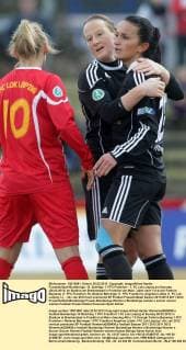 Frauenfußball-Bundesliga, 13. Spieltag: 1. FFC Frankfurt - 1. FC Lok Leipzig am Sonntag (26.02.2012) im Stadion am Brentanobad in Frankfurt am Main. Jubel nach 1:0 durch Fatmire Bajramaj (1. FFC Frankfurt, R), Melanie Behringer (1. FFC Frankfurt), Angelina Lübke (1. FC Lok Leipzig, L).