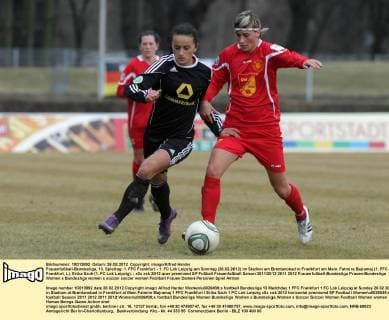 Frauenfußball-Bundesliga, 13. Spieltag: 1. FFC Frankfurt - 1. FC Lok Leipzig am Sonntag (26.02.2012) im Stadion am Brentanobad in Frankfurt am Main. Fatmire Bajramaj (1. FFC Frankfurt, L), Erika Szuh (1. FC Lok Leipzig).