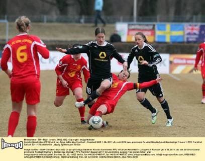 Kerstin Garefrekes (FFC) wird von Anne Heller (Lok) gefoult