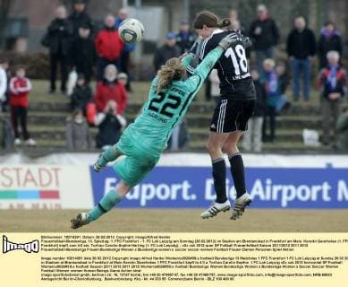 Frauenfußball-Bundesliga, 13. Spieltag: 1. FFC Frankfurt - 1. FC Lok Leipzig am Sonntag (26.02.2012) im Stadion am Brentanobad in Frankfurt am Main. Kerstin Garefrekes (1. FFC Frankfurt) köpft zum 4:0 ein. Torfrau Carolin-Sophie Härling (1. FC Lok Leipzig).