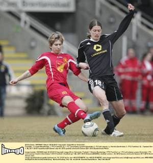 Fussball, 1. Frauen-Bundesliga, 1. FFC Frankfurt vs. 1. FC Lok Leipzig, Lysann Schneider (1. FC Lok Leipzig, L), Kerstin Garefrekes (1. FFC Frankfurt, R)