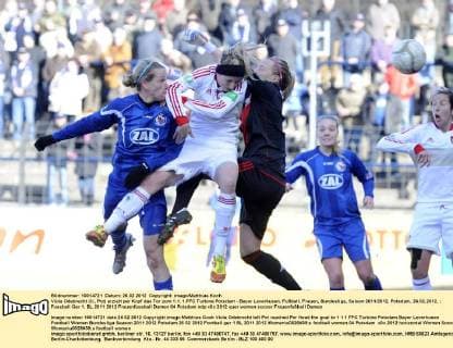 Viola Odebrecht (li., Pot) erzielt per Kopf das Tor zum 1:1, 1.FFC Turbine Potsdam - Bayer Leverkusen, Fußball, Frauen, Bundesliga, Saison 2011 2012, Potsdam, 26.02.2012,