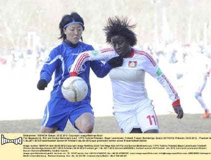 Yuki Nagasato (li., Pot) und Eunice Beckmann (Lev), 1.FFC Turbine Potsdam - Bayer Leverkusen, Fußball, Frauen, Bundesliga, Saison 2011 2012, Potsdam, 26.02.2012,