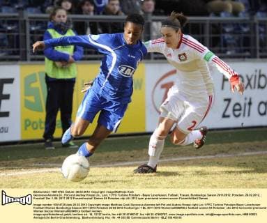 Genoveva Anonma (li., Pot) und Audrey Knopp (re., Lev), 1.FFC Turbine Potsdam - Bayer Leverkusen, Fußball, Frauen, Bundesliga, Saison 2011 2012, Potsdam, 26.02.2012,